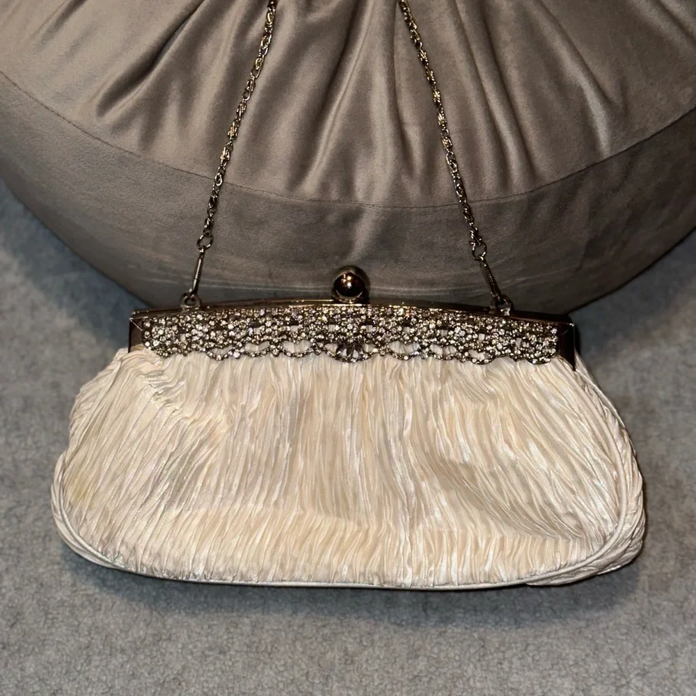 Vintage Elegant Cream Clutch with Rhinestone Detail